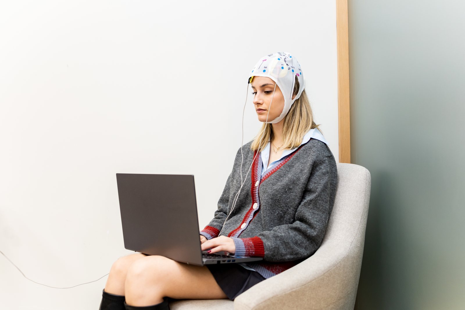 Reading or working during a tDCS session